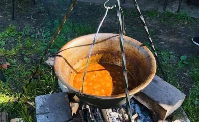 Bográcsozás a Duna parton