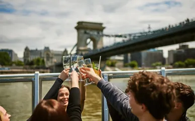 Városnéző nappali sétahajó üdvözlő itallal